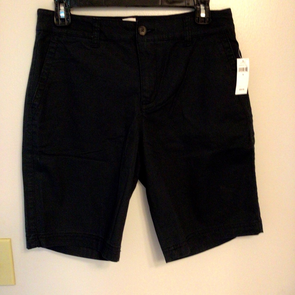NWT GAP mid rise twill bermuda short with Washwell, Black, size 4
